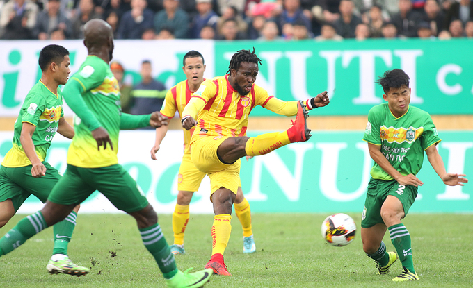 Nam Định hoà tiếc trong ngày chảo lửa Thiên Trường chật kín khán giả